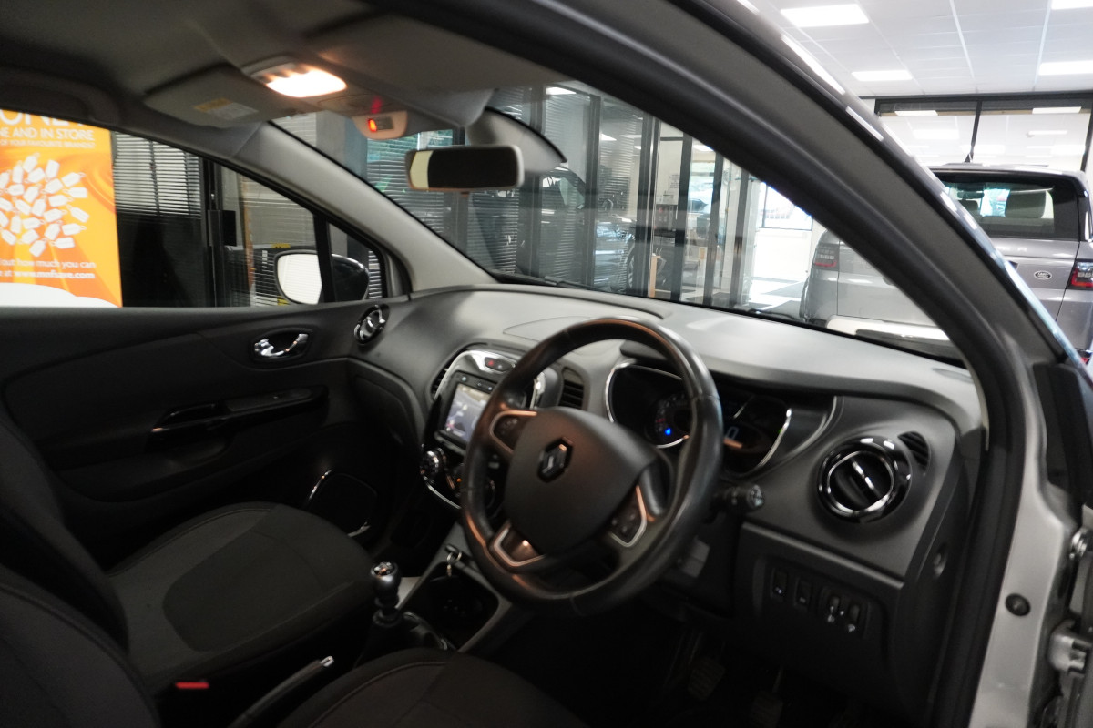 2017 RENAULT CAPTUR 1.2 TCe DYNAMIQUE S NAV with ONLY 77,000 MILES