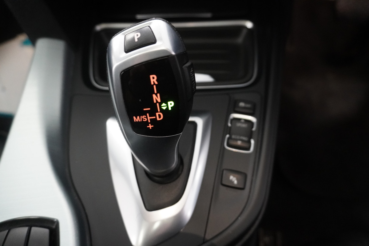 2015 BMW 320D SE XDRIVE AUTO with ONLY 84,000 MILES — BLACK LEATHER & SUNROOF