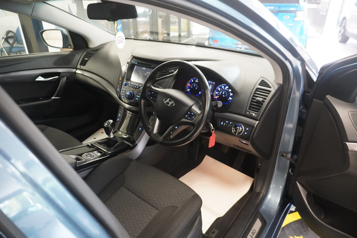 2016 (SEPT) HYUNDAI i40 1.7 CRDi SE NAV Blue DRIVE with ONLY 89K