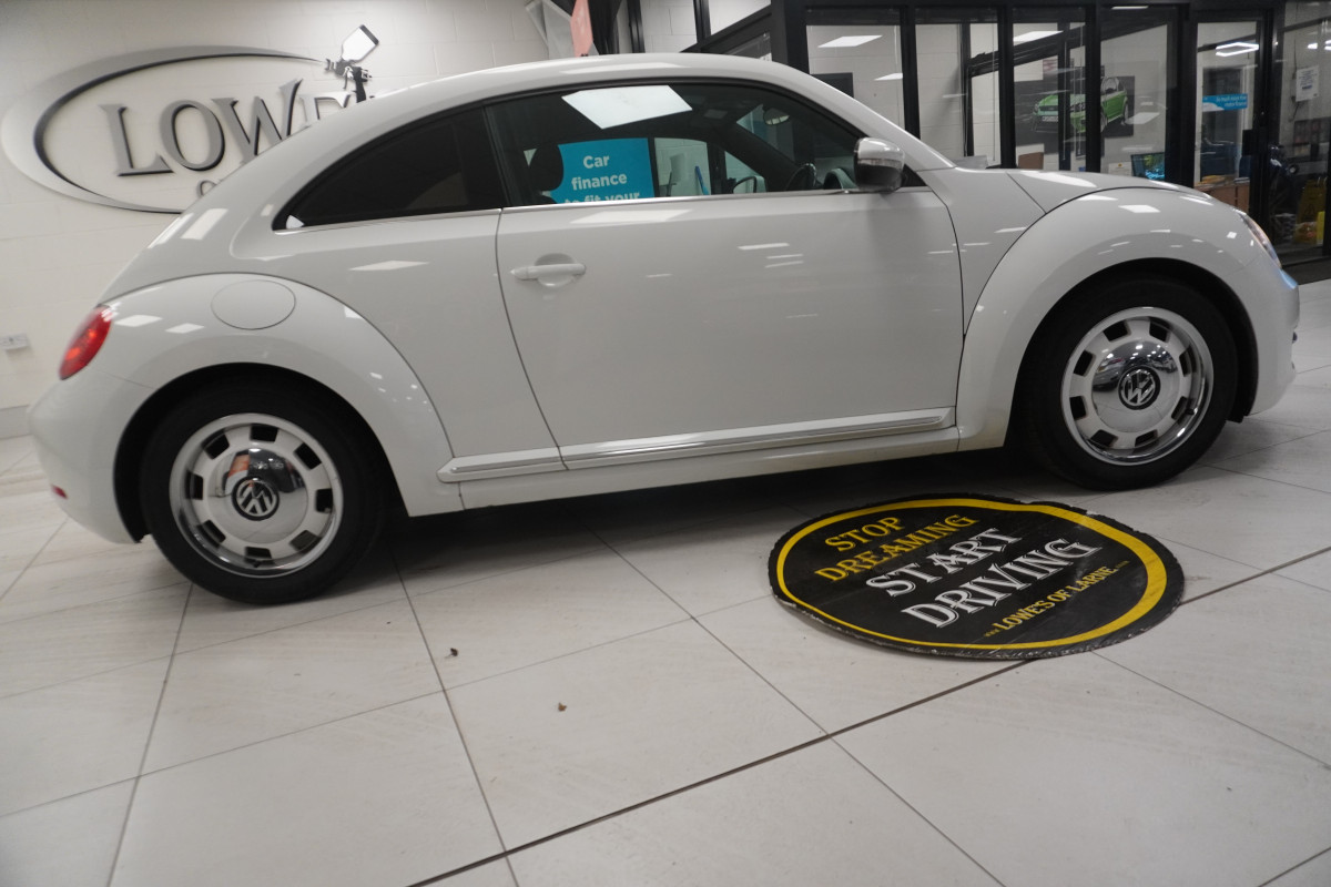 2016 (JULY) VW BEETLE 2.0 TDi BMT DESIGN AUTOMATIC ONLY 56K — STUNNING CAR and VERY HARD TO FIND