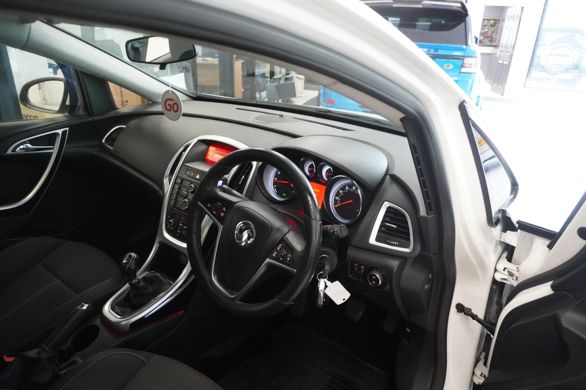 2015 VAUXHALL ASTRA 1.4 SRi 5 Door — GREAT FIRST CAR — ONLY 80K