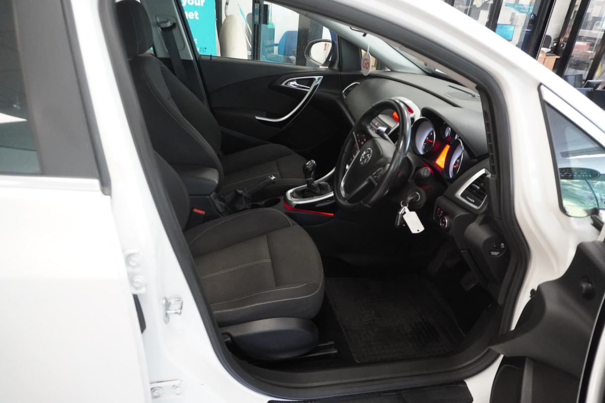 2015 VAUXHALL ASTRA 1.4 SRi 5 Door — GREAT FIRST CAR — ONLY 80K