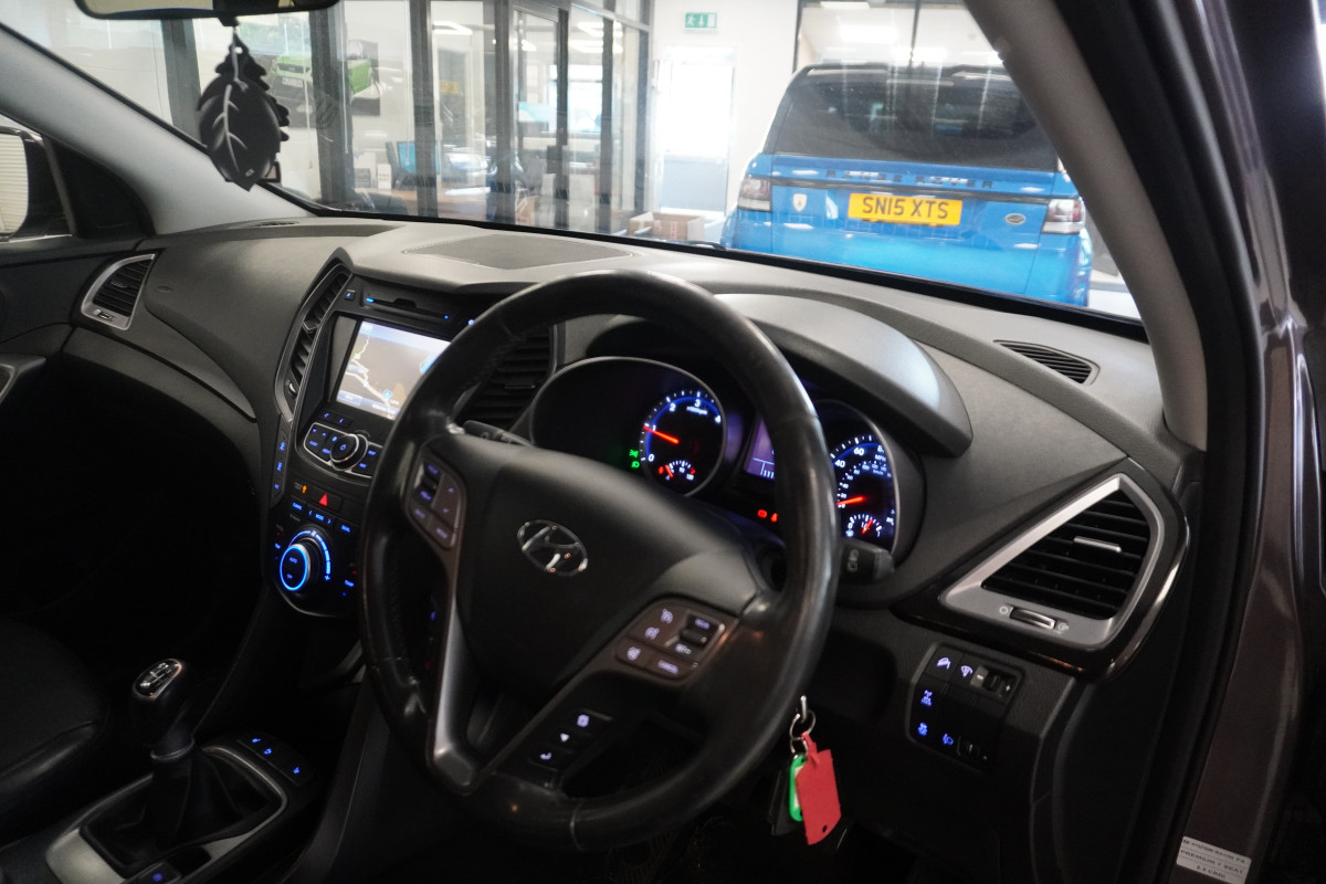 2015 HYUNDAI SANTA FE 2.2 CRDi PREMIUM SE AUTOMATIC with SAT NAV, BLACK LEATHER, REAR CAMERA — 7 SEATER
