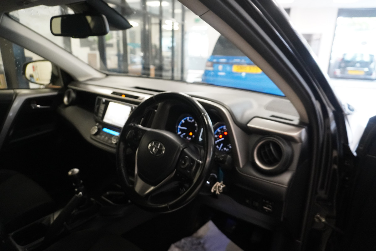 2017 TOYOTA RAV4 2.0 D-4D BUSINESS EDITION TSS NAV with SAT NAV, REAR CAMERA, FSH (6 STAMPS)