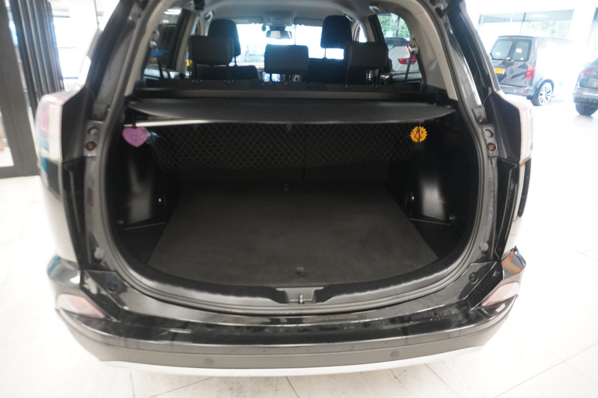 2017 TOYOTA RAV4 2.0 D-4D BUSINESS EDITION TSS NAV with SAT NAV, REAR CAMERA, FSH (6 STAMPS)