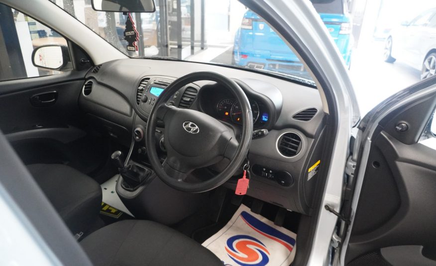 2013 (AUG) HYUNDAI i10 1.2 CLASSIC 5 DOOR with ONLY 69K — GREAT FIRST CAR LOW INSURANCE — ONLY £20 TAX