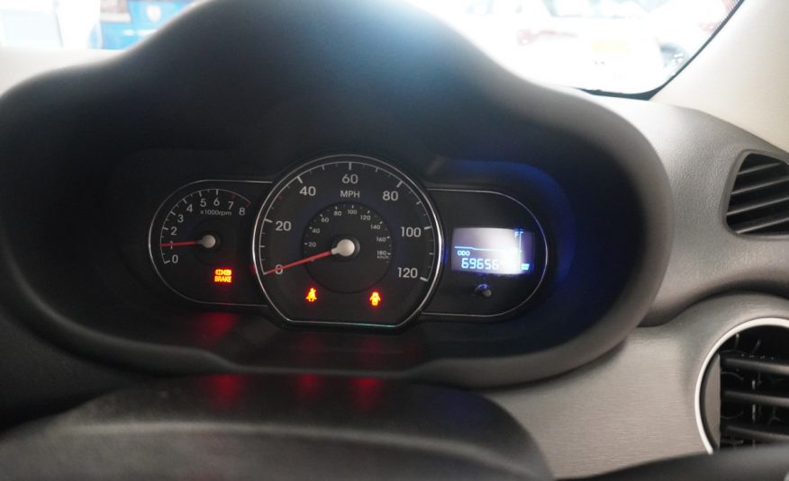 2013 (AUG) HYUNDAI i10 1.2 CLASSIC 5 DOOR with ONLY 69K — GREAT FIRST CAR LOW INSURANCE — ONLY £20 TAX