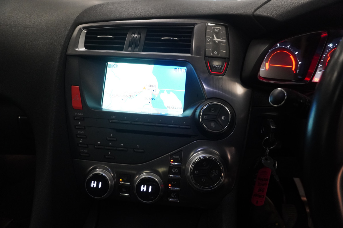 2015 CITROEN DS5 2.0 HDi DSTYLE in WHITE with BLACK LEATHER, PANORAMIC ROOF, SAT NAV