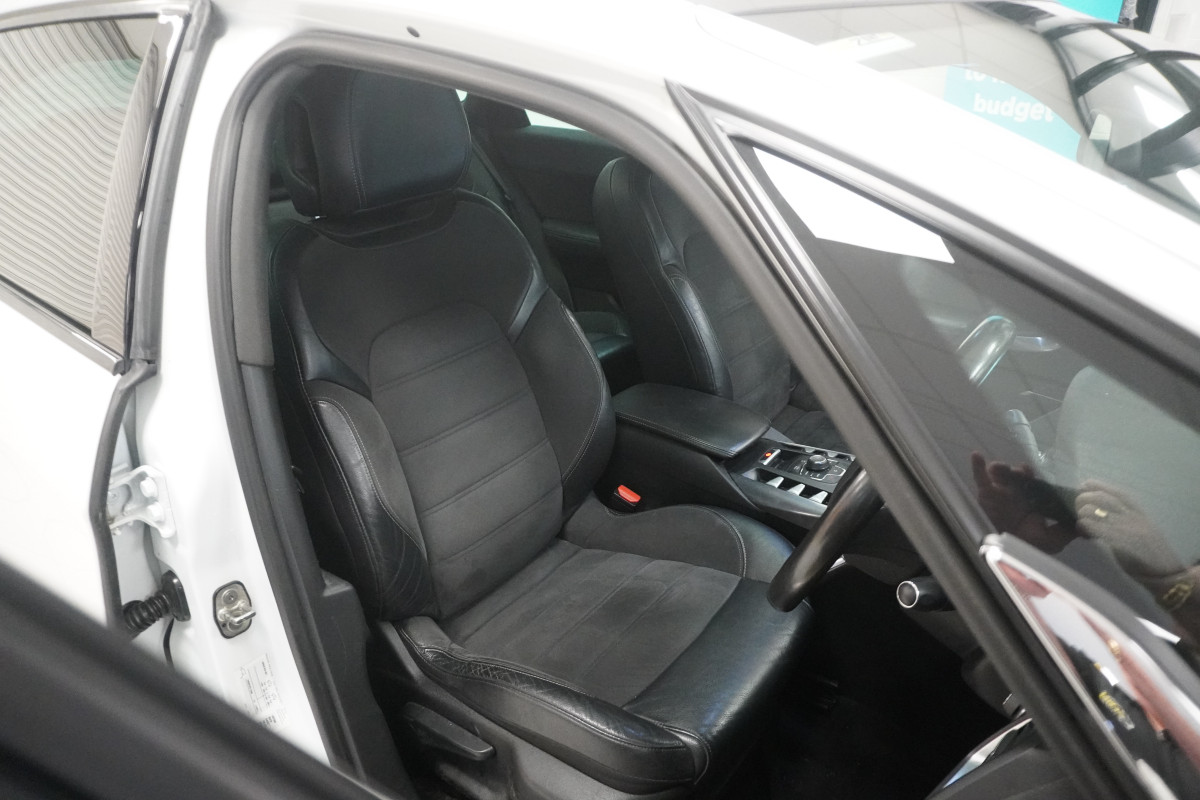 2015 CITROEN DS5 2.0 HDi DSTYLE in WHITE with BLACK LEATHER, PANORAMIC ROOF, SAT NAV