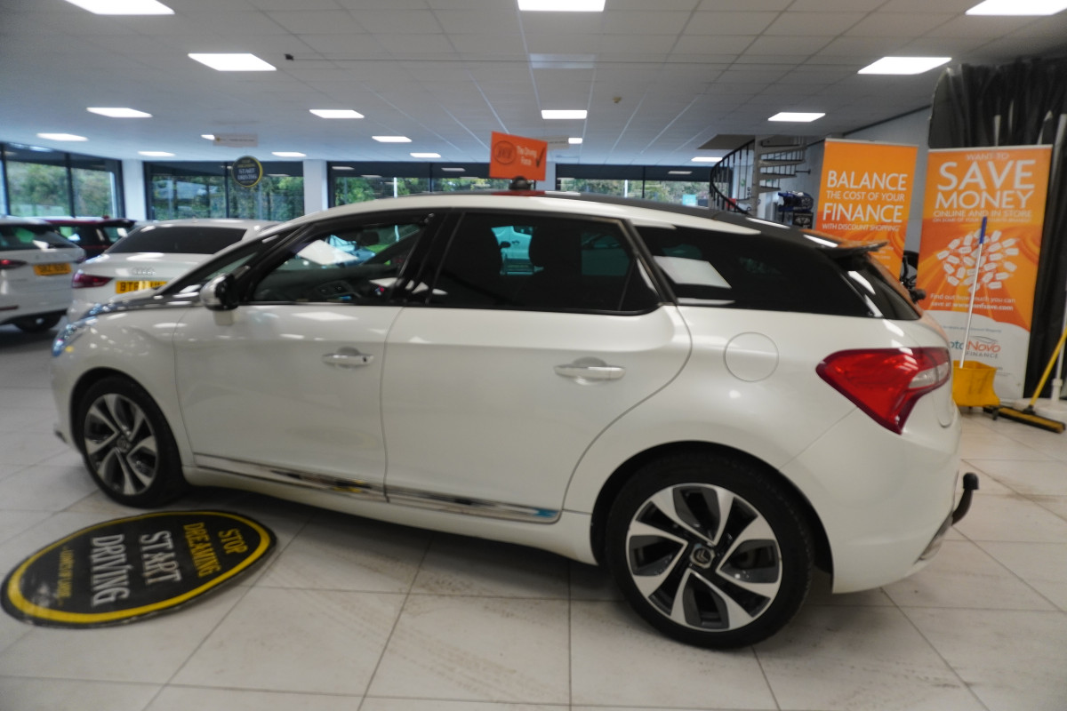 2015 CITROEN DS5 2.0 HDi DSTYLE in WHITE with BLACK LEATHER, PANORAMIC ROOF, SAT NAV