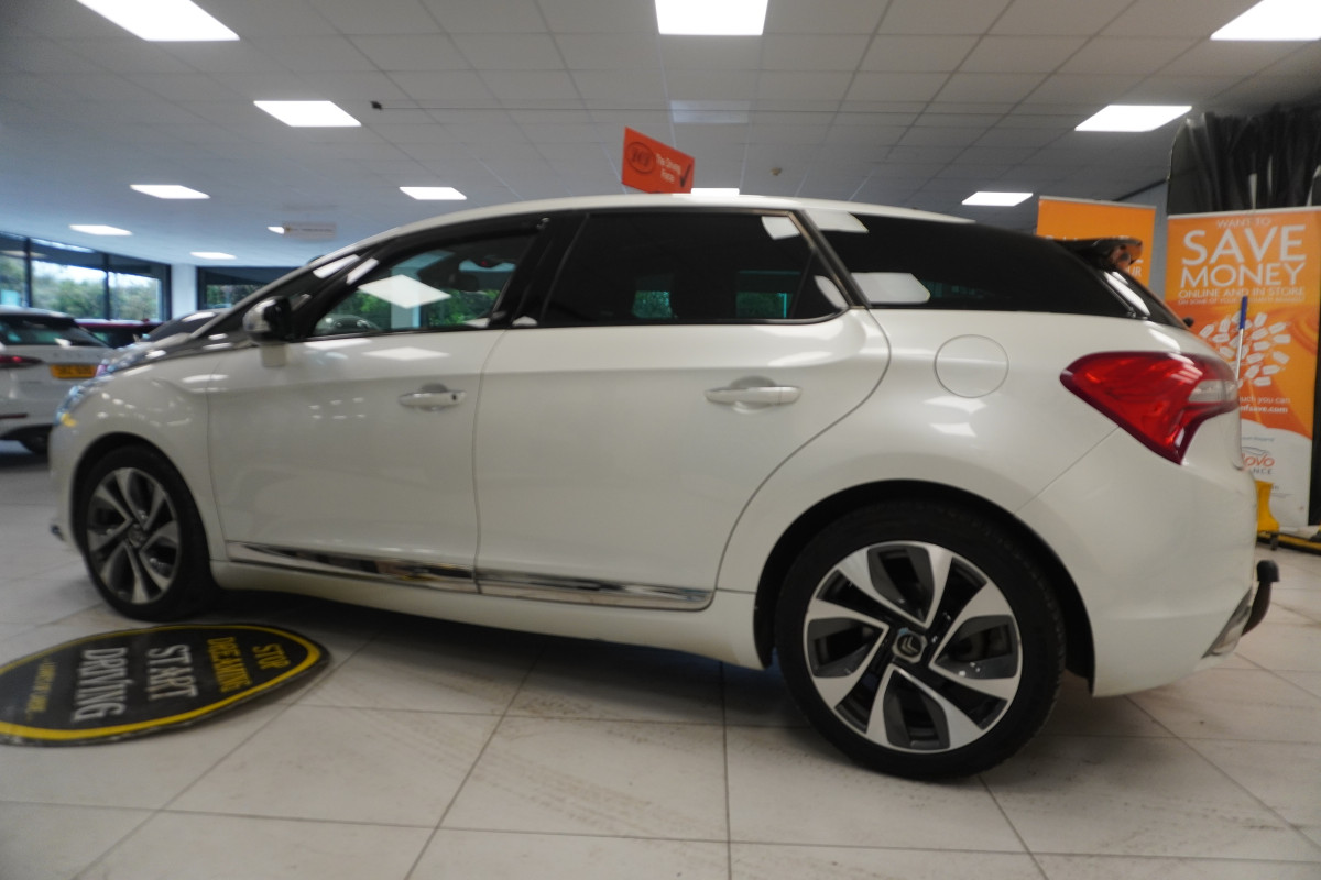 2015 CITROEN DS5 2.0 HDi DSTYLE in WHITE with BLACK LEATHER, PANORAMIC ROOF, SAT NAV