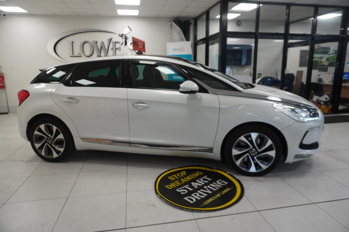 2015 CITROEN DS5 2.0 HDi DSTYLE in WHITE with BLACK LEATHER, PANORAMIC ROOF, SAT NAV