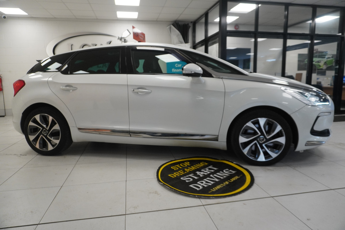 2015 CITROEN DS5 2.0 HDi DSTYLE in WHITE with BLACK LEATHER, PANORAMIC ROOF, SAT NAV