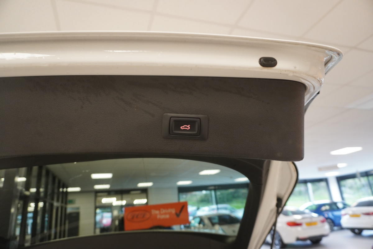 2015 AUDI A4 2.0 TDi SE ULTRA TECHNIK ESTATE with BLACK LEATHER & 20″ ALLOYS