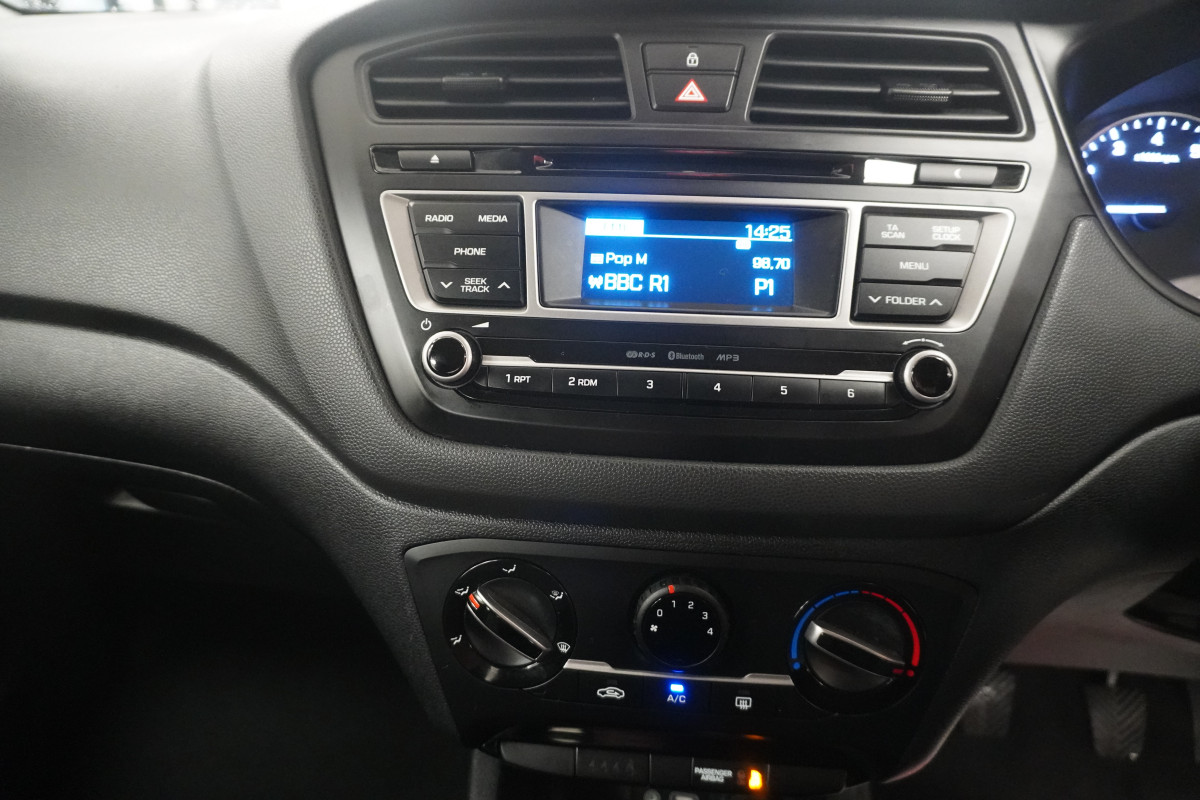 2017 (JUNE) HYUNDAI i20 1.2 MPi SE with ONLY 42K (ONE OWNER)