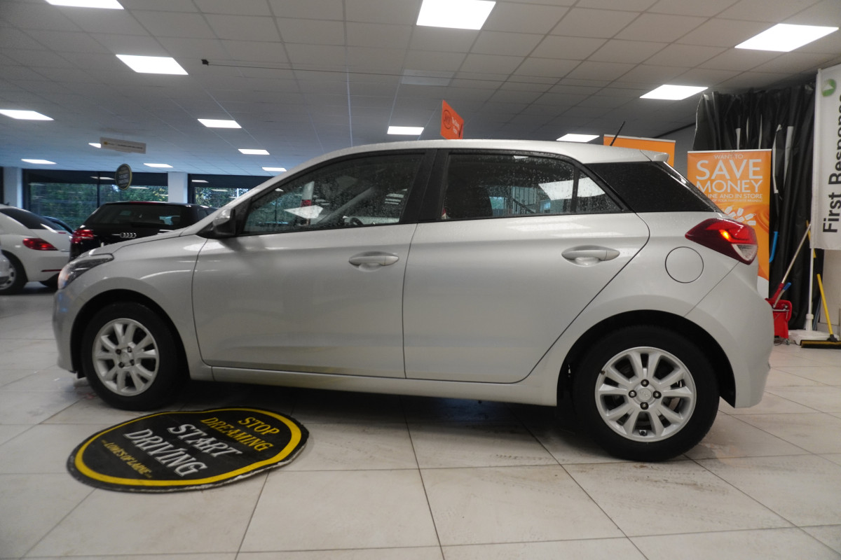 2017 (JUNE) HYUNDAI i20 1.2 MPi SE with ONLY 42K (ONE OWNER)