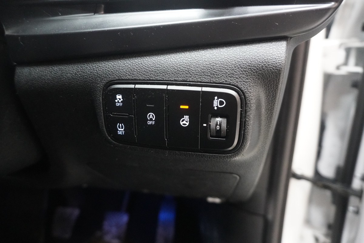 2022 HYUNDAI i20 1.0 T-GDi Mhev PREMIUM with ONLY 31K — HEATED STEERING WHEEL & SEATS