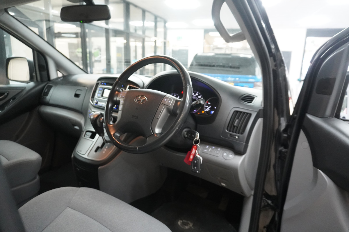 2019 (SEPT) HYUNDAI i800 2.5 CRDi SE 170 AUTOMATIC — 8 SEATER — ONE OWNER