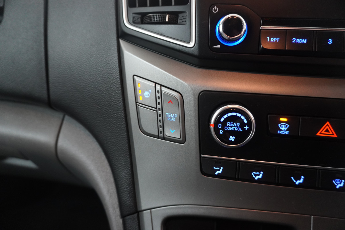 2019 (SEPT) HYUNDAI i800 2.5 CRDi SE 170 AUTOMATIC — 8 SEATER — ONE OWNER