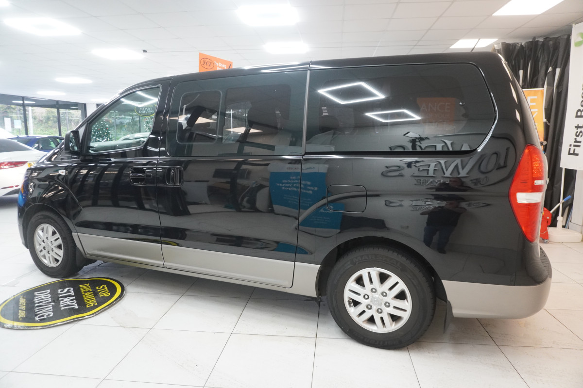 2019 (SEPT) HYUNDAI i800 2.5 CRDi SE 170 AUTOMATIC — 8 SEATER — ONE OWNER