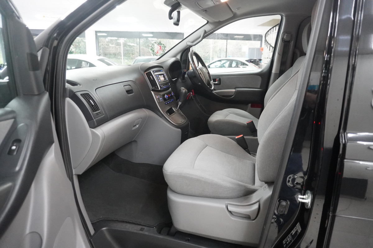 2019 (SEPT) HYUNDAI i800 2.5 CRDi SE 170 AUTOMATIC — 8 SEATER — ONE OWNER