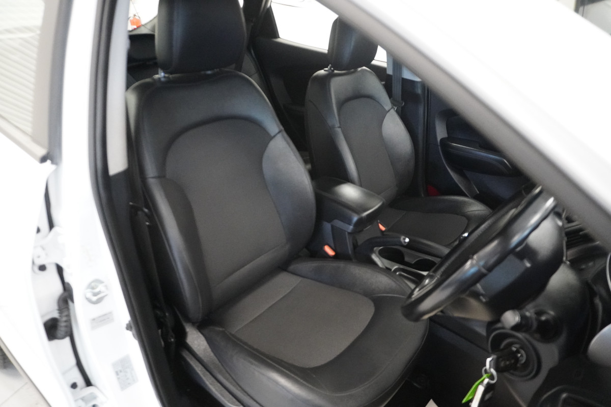 2014 (APRIL) HYUNDAI iX35 1.7 CRDi SE with BLACK LEATHER