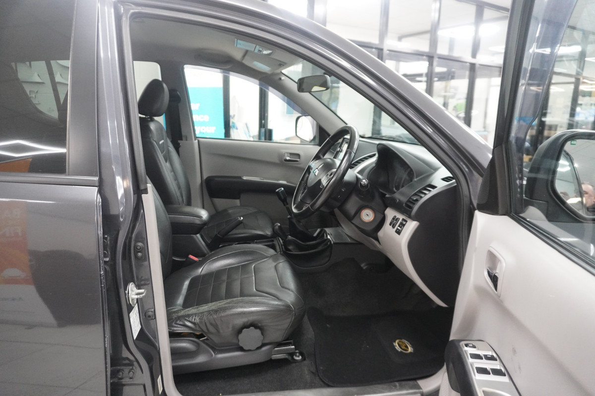 2013 MITSUBISHI L200 2.5 DI-D BARBARIAN DOUBLE CAB with BLACK LEATHER