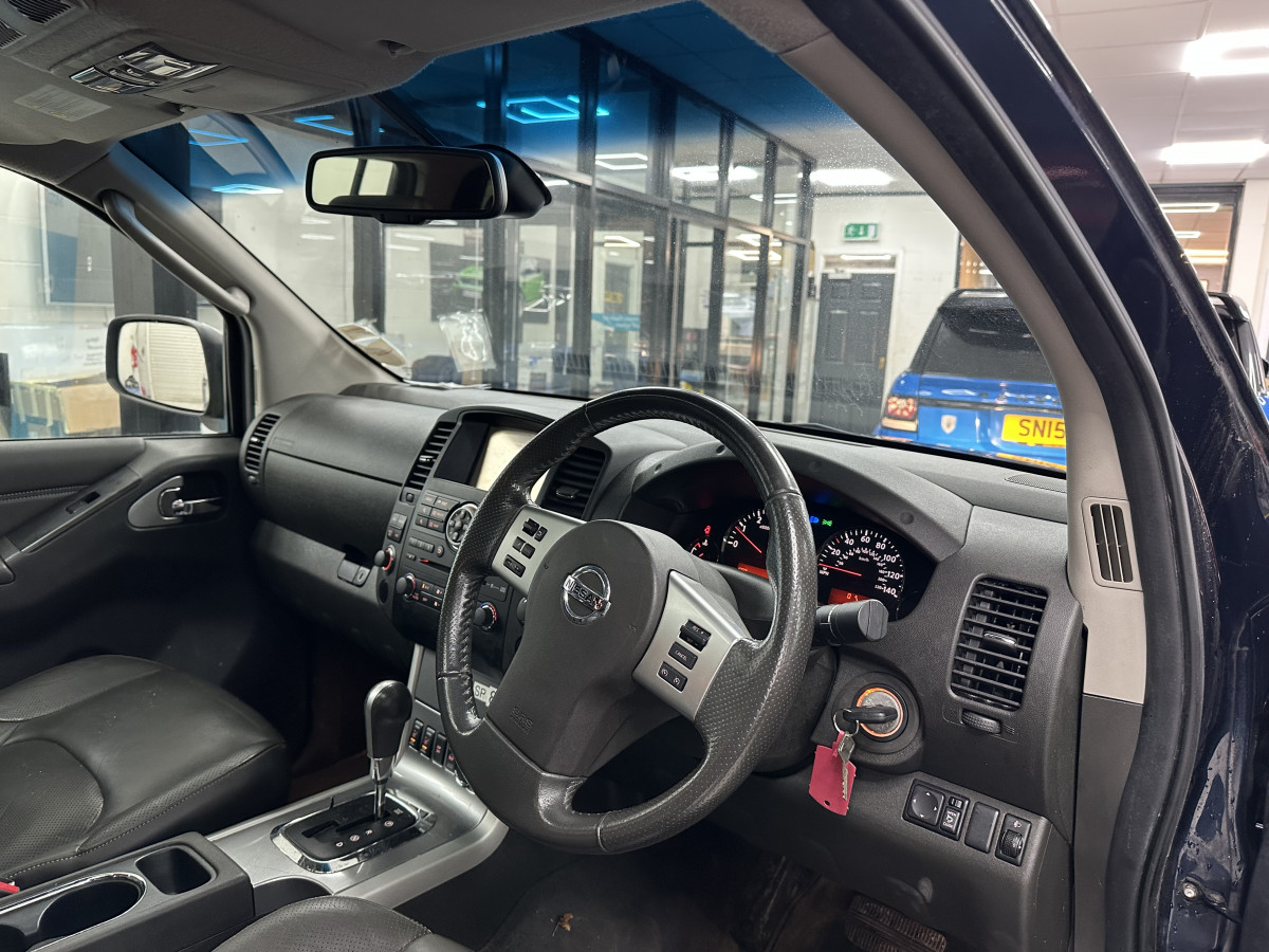 2014 NISSAN NAVARA 3.0 DCi V6 OUTLAW DOUBLE CAB PICK-UP AUTOMATIC with ONLY 84K — HEATED LEATHER, SAT NAV