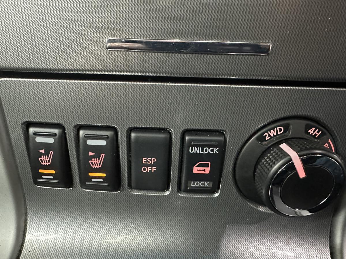 2014 NISSAN NAVARA 3.0 DCi V6 OUTLAW DOUBLE CAB PICK-UP AUTOMATIC with ONLY 84K — HEATED LEATHER, SAT NAV