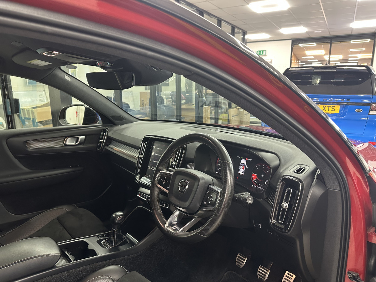2019 (JULY) VOLVO XC40 2.0 INSCRIPTION D3 R DESIGN with BLACK LEATHER & SAT NAV