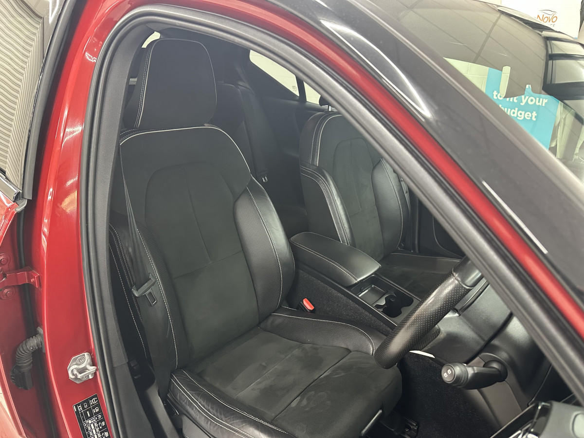 2019 (JULY) VOLVO XC40 2.0 INSCRIPTION D3 R DESIGN with BLACK LEATHER & SAT NAV