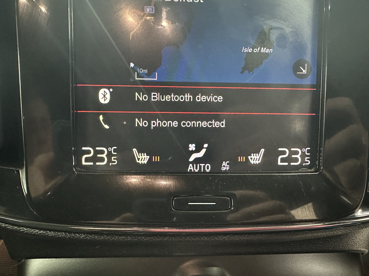 2019 (JULY) VOLVO XC40 2.0 INSCRIPTION D3 R DESIGN with BLACK LEATHER & SAT NAV