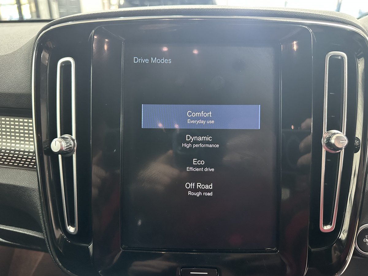 2019 (JULY) VOLVO XC40 2.0 INSCRIPTION D3 R DESIGN with BLACK LEATHER & SAT NAV