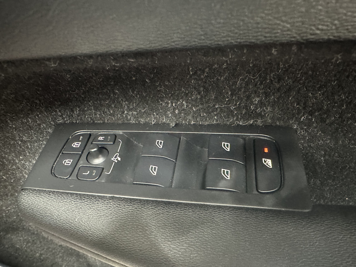 2019 (JULY) VOLVO XC40 2.0 INSCRIPTION D3 R DESIGN with BLACK LEATHER & SAT NAV