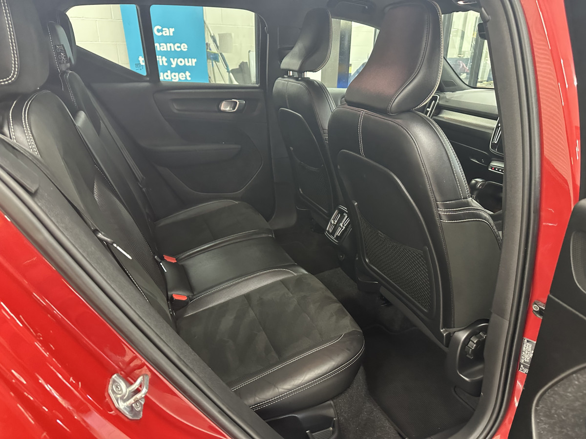 2019 (JULY) VOLVO XC40 2.0 INSCRIPTION D3 R DESIGN with BLACK LEATHER & SAT NAV