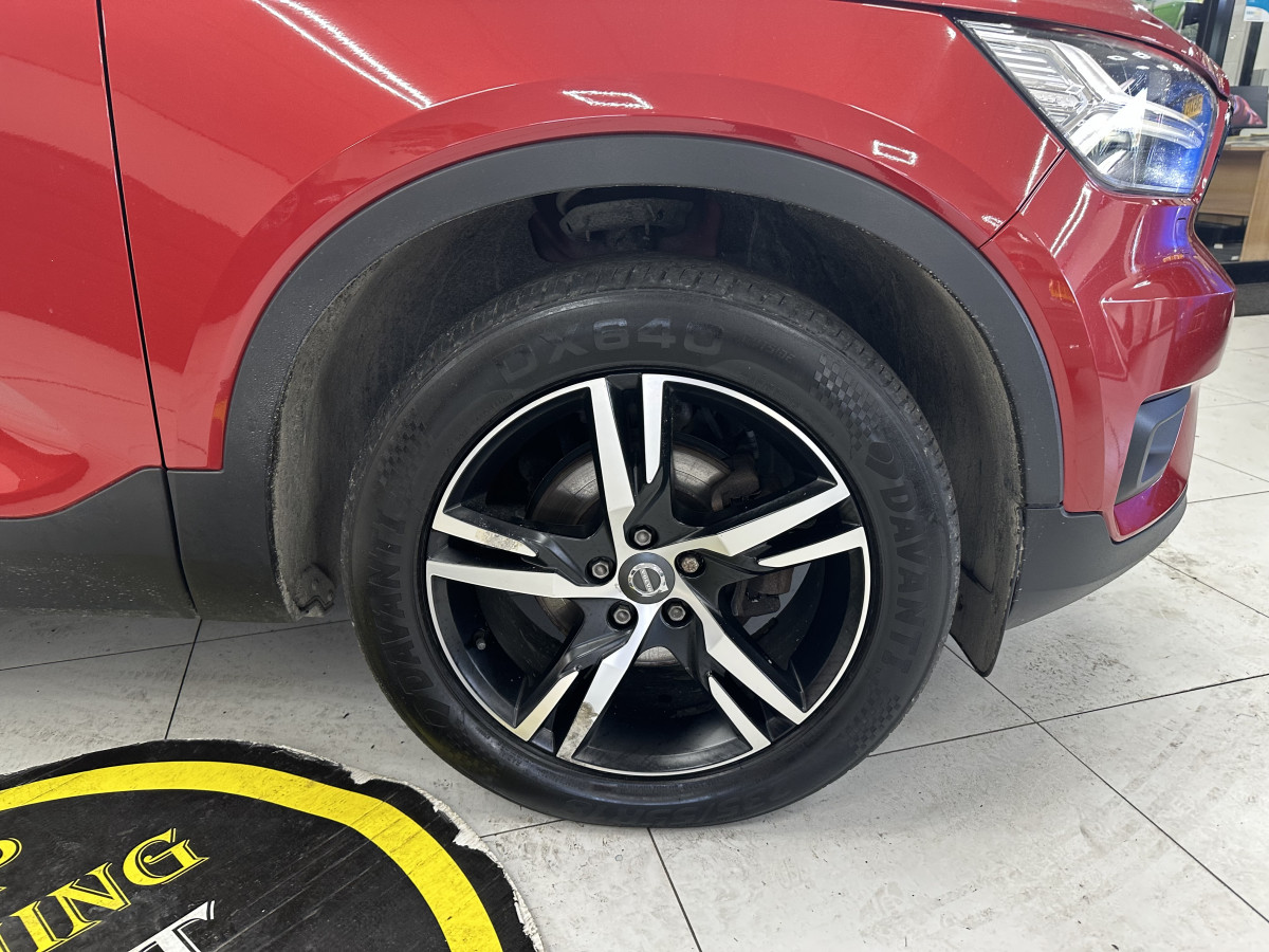 2019 (JULY) VOLVO XC40 2.0 INSCRIPTION D3 R DESIGN with BLACK LEATHER & SAT NAV