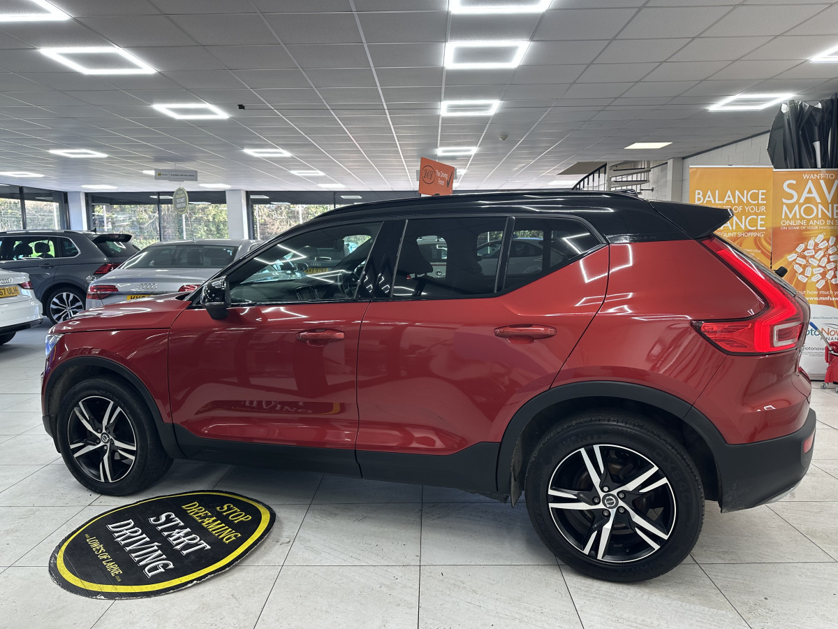 2019 (JULY) VOLVO XC40 2.0 INSCRIPTION D3 R DESIGN with BLACK LEATHER & SAT NAV