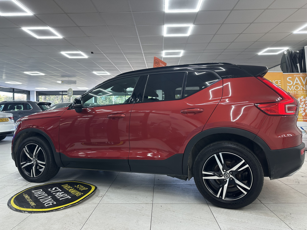 2019 (JULY) VOLVO XC40 2.0 INSCRIPTION D3 R DESIGN with BLACK LEATHER & SAT NAV