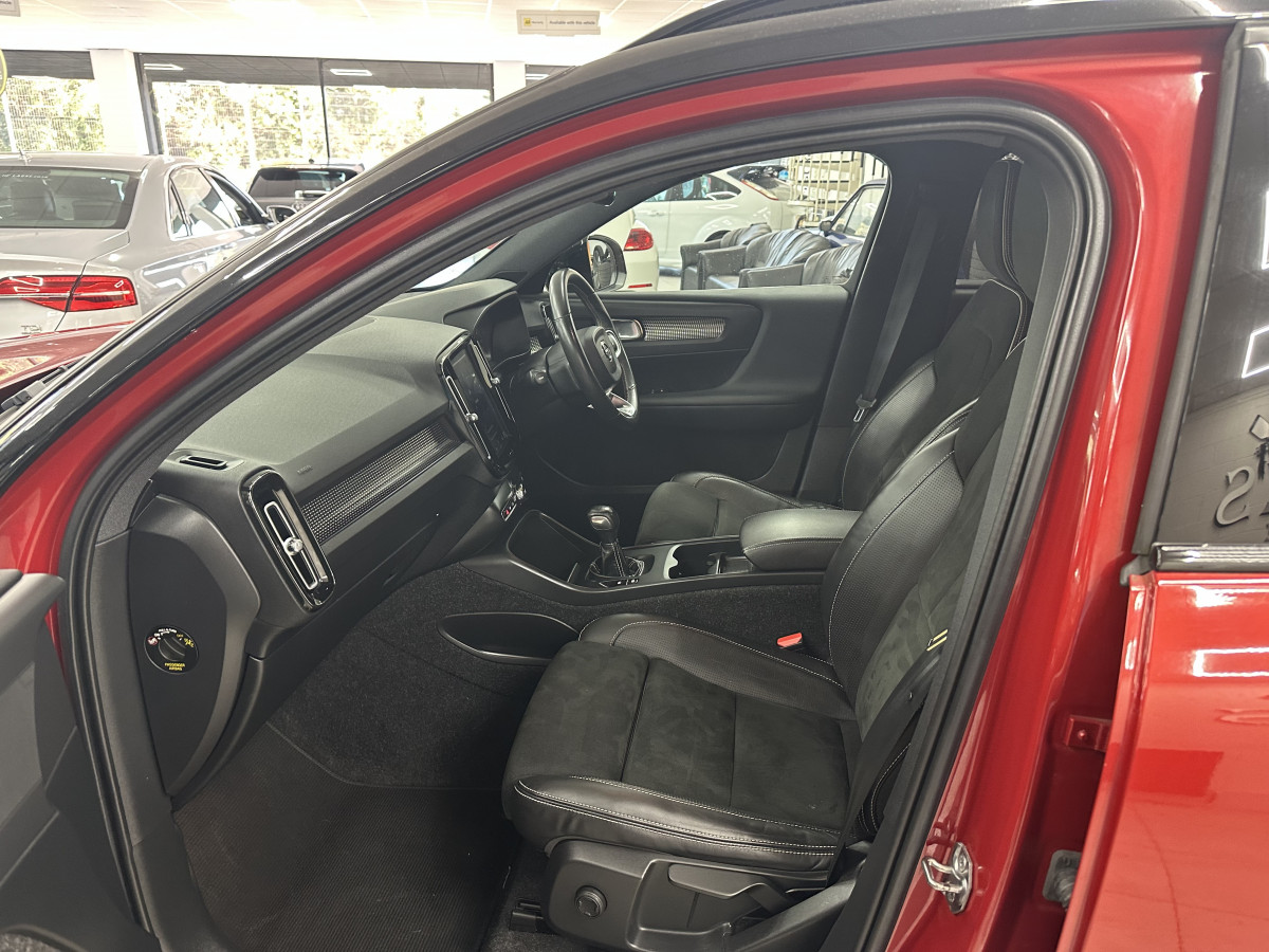 2019 (JULY) VOLVO XC40 2.0 INSCRIPTION D3 R DESIGN with BLACK LEATHER & SAT NAV