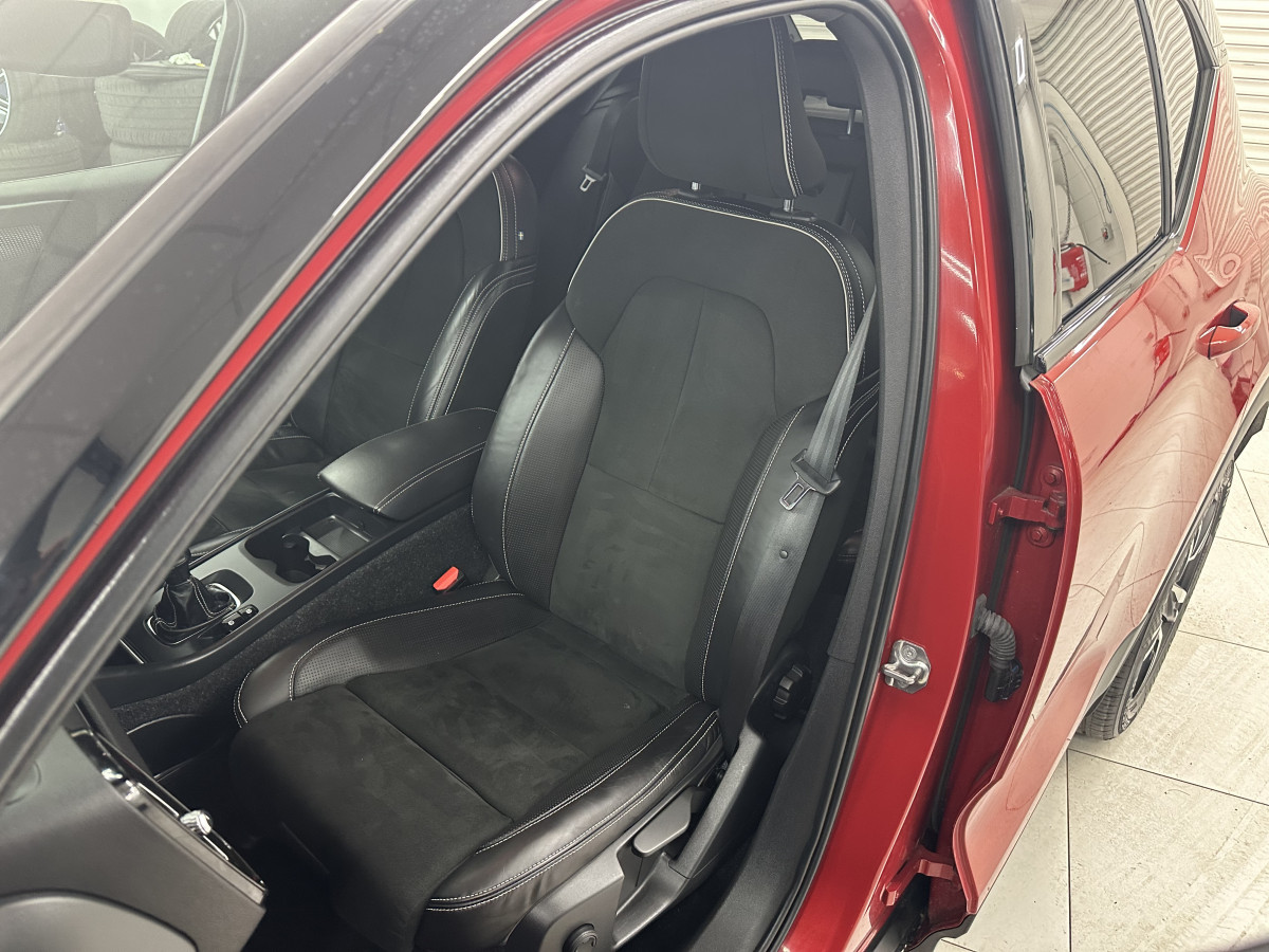 2019 (JULY) VOLVO XC40 2.0 INSCRIPTION D3 R DESIGN with BLACK LEATHER & SAT NAV