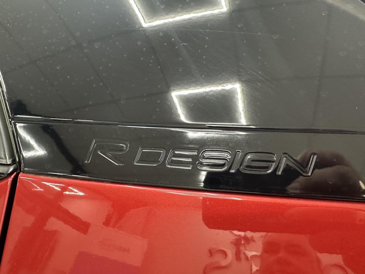 2019 (JULY) VOLVO XC40 2.0 INSCRIPTION D3 R DESIGN with BLACK LEATHER & SAT NAV