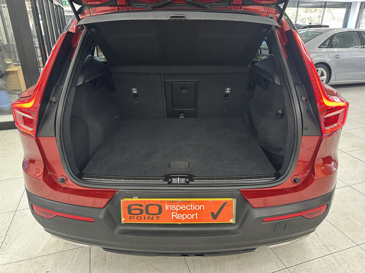 2019 (JULY) VOLVO XC40 2.0 INSCRIPTION D3 R DESIGN with BLACK LEATHER & SAT NAV