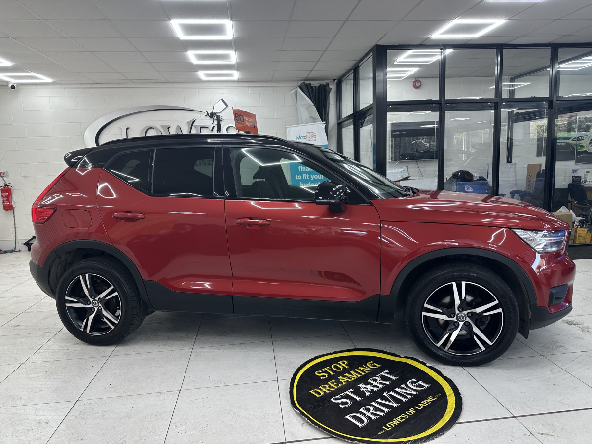2019 (JULY) VOLVO XC40 2.0 INSCRIPTION D3 R DESIGN with BLACK LEATHER & SAT NAV
