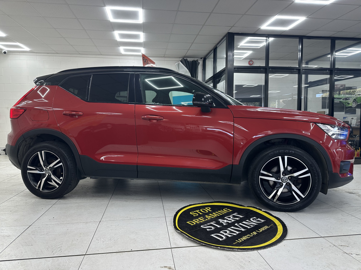 2019 (JULY) VOLVO XC40 2.0 INSCRIPTION D3 R DESIGN with BLACK LEATHER & SAT NAV