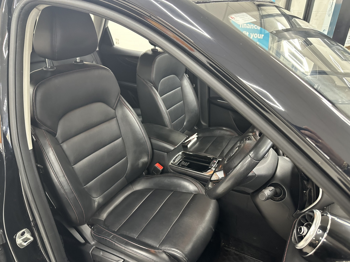 2023 MG HS 1.5 TGDi EXCITE — HOT BLACK LEATHER, SAT NAV