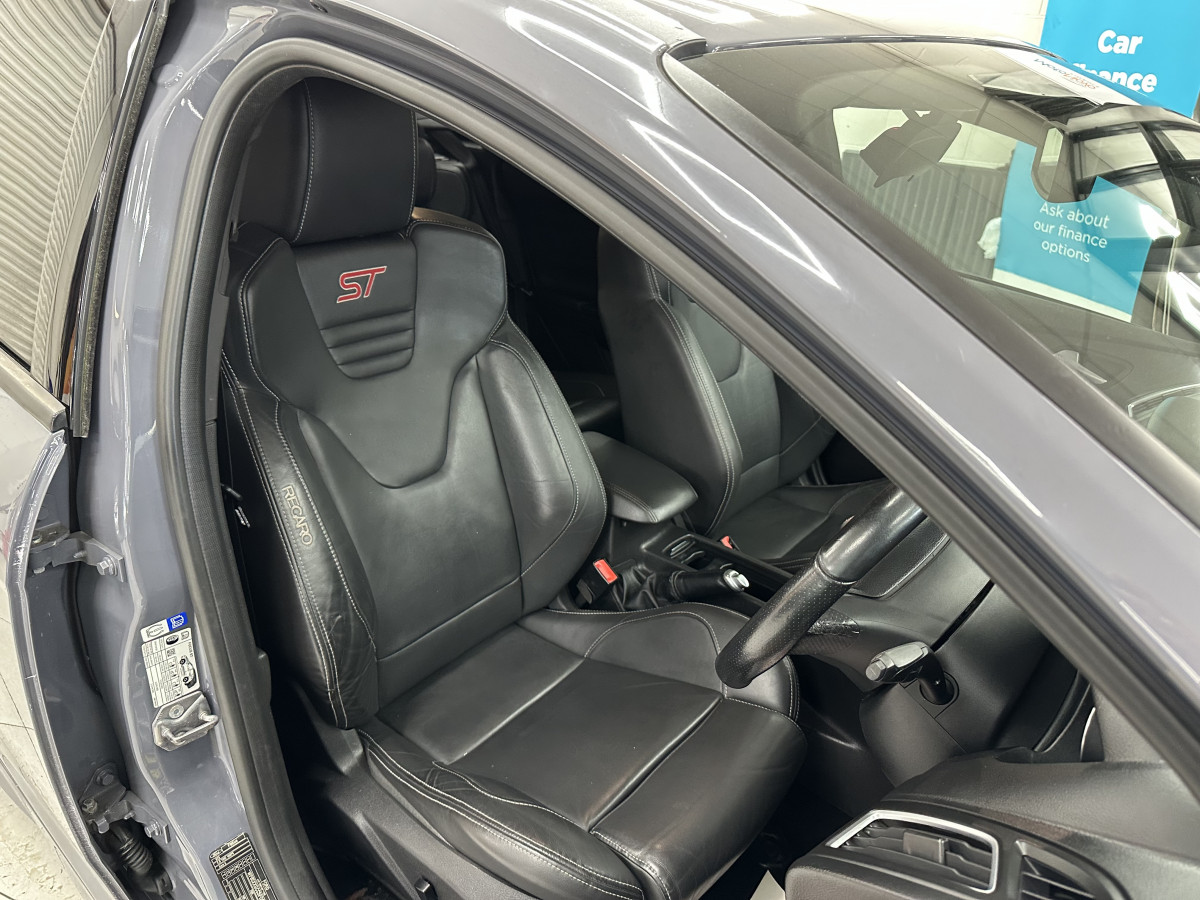 2015 (APRIL) FORD FOCUS 2.0 TDCi ST-3 185BHP — FINISHED in NARDO GREY with BLACK LEATHER RECARO TRIM