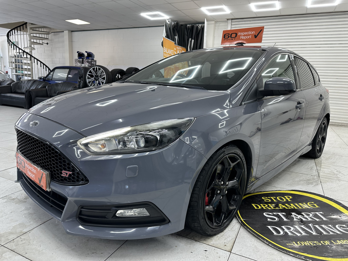 2015 (APRIL) FORD FOCUS 2.0 TDCi ST-3 185BHP — FINISHED in NARDO GREY with BLACK LEATHER RECARO TRIM