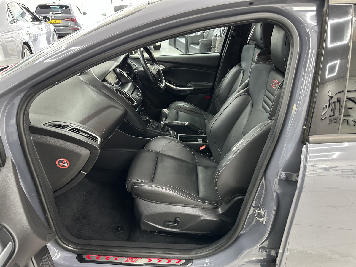 2015 (APRIL) FORD FOCUS 2.0 TDCi ST-3 185BHP — FINISHED in NARDO GREY with BLACK LEATHER RECARO TRIM