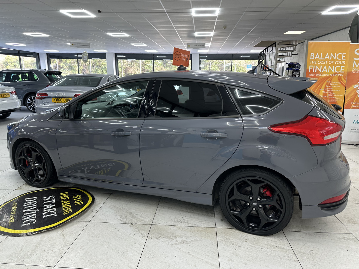 2015 (APRIL) FORD FOCUS 2.0 TDCi ST-3 185BHP — FINISHED in NARDO GREY with BLACK LEATHER RECARO TRIM