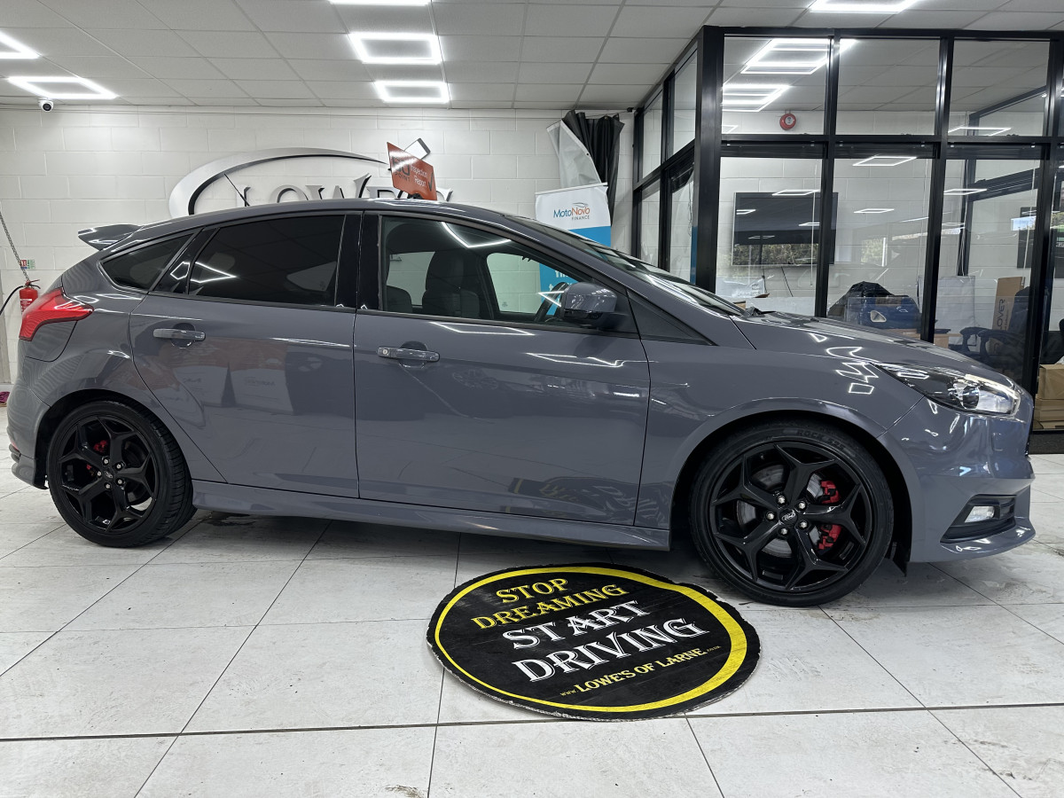 2015 (APRIL) FORD FOCUS 2.0 TDCi ST-3 185BHP — FINISHED in NARDO GREY with BLACK LEATHER RECARO TRIM